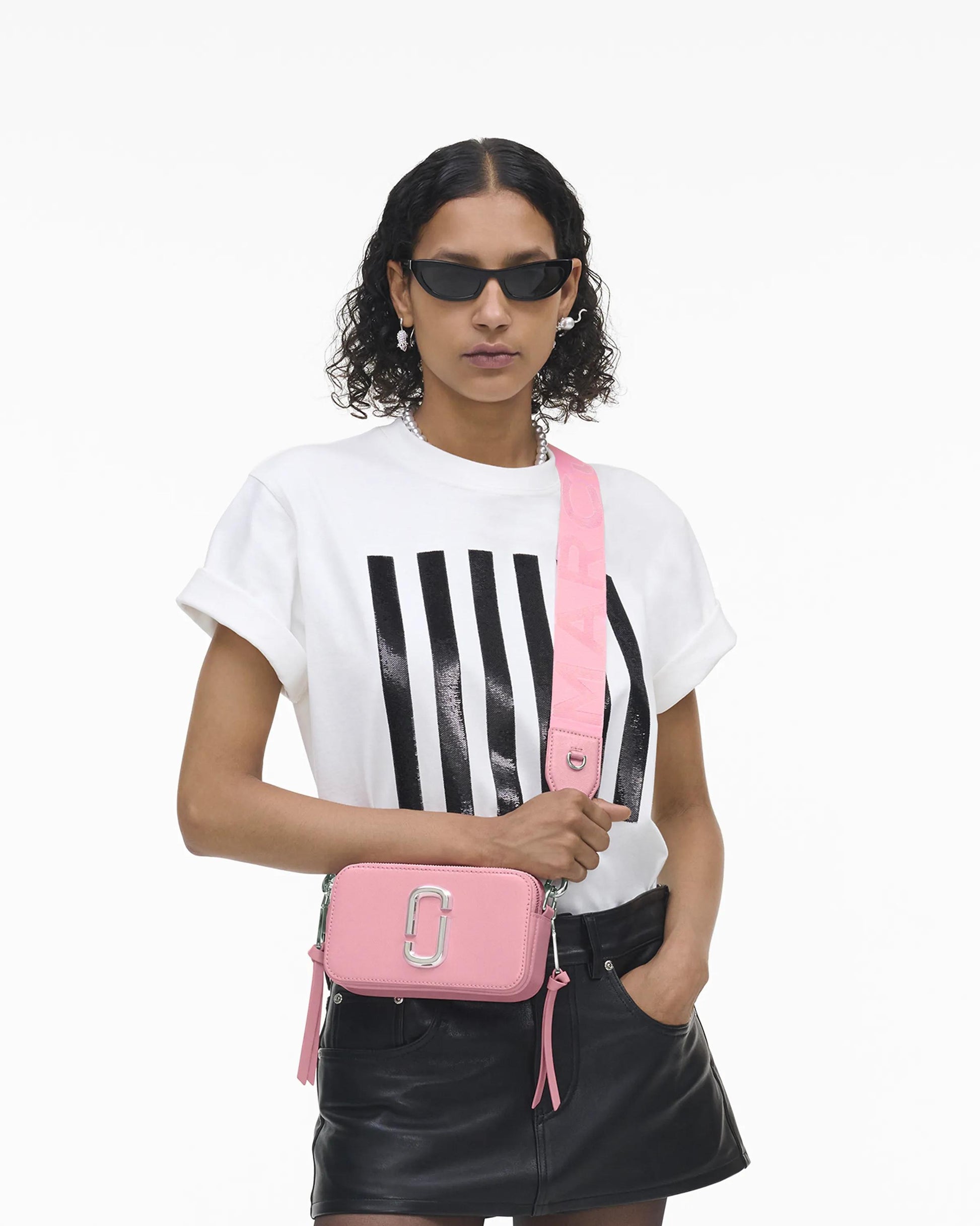 Bolsa Marc Jacobs The Snapshot, Couro Saffiano Legítimo, cor Rosa Fita, vista lateral | Original Exports