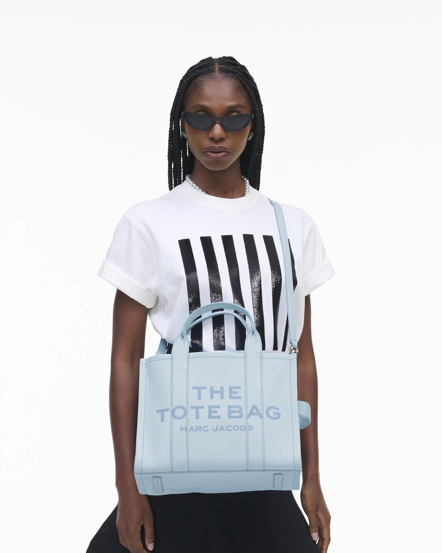 Bolsa Marc Jacobs The Leather Medium Tote Bag, Couro Legítimo, cor Azul Nuvem, vista lateral | Original Exports