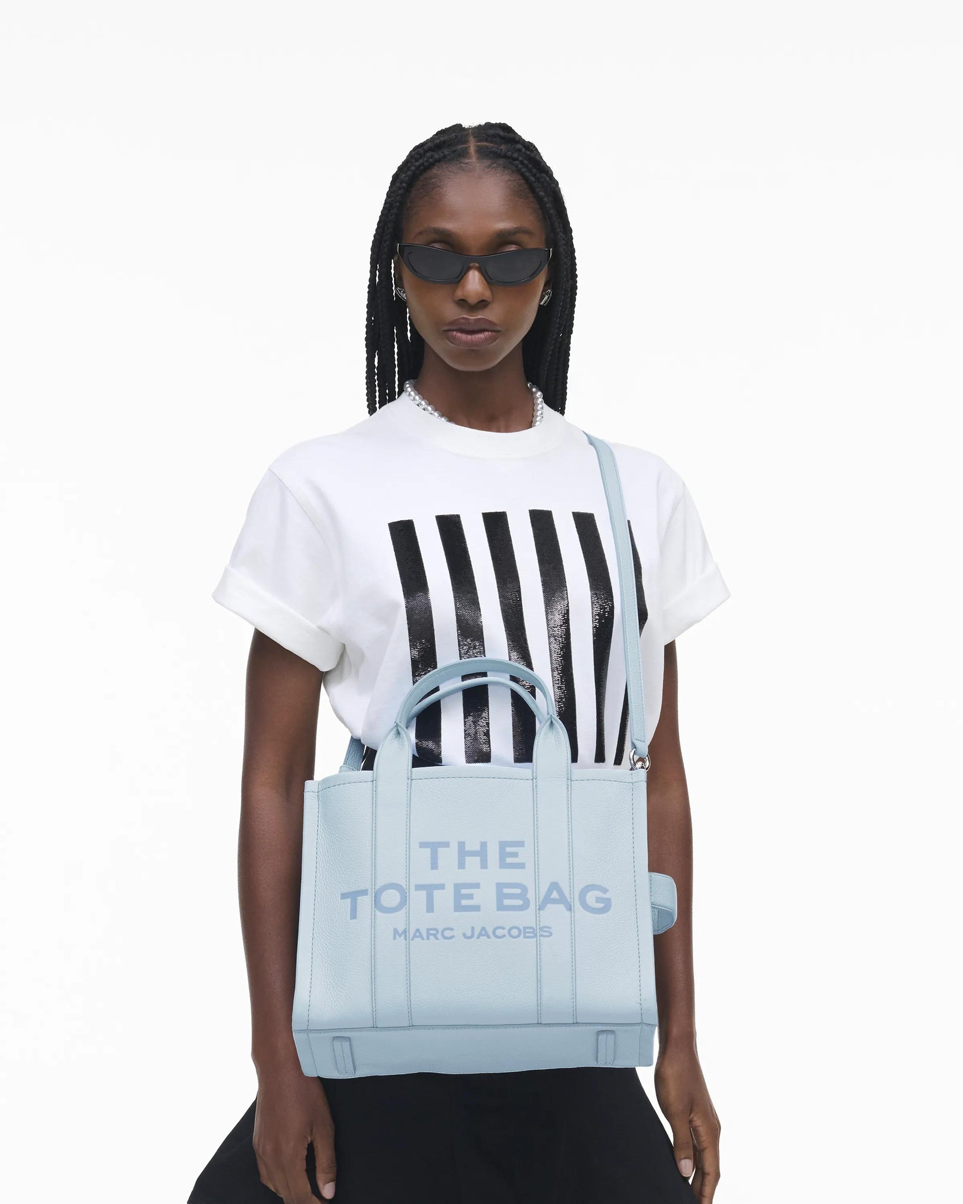 Bolsa Marc Jacobs The Leather Medium Tote Bag, Couro Legítimo, cor Azul Nuvem, vista lateral | Original Exports