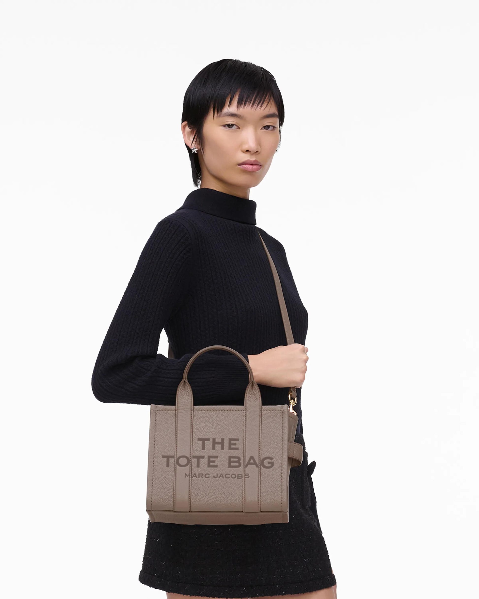 Bolsa Marc Jacobs The Leather Small Tote Bag, Couro Legítimo, cor Cimento, vista lateral | Original Exports