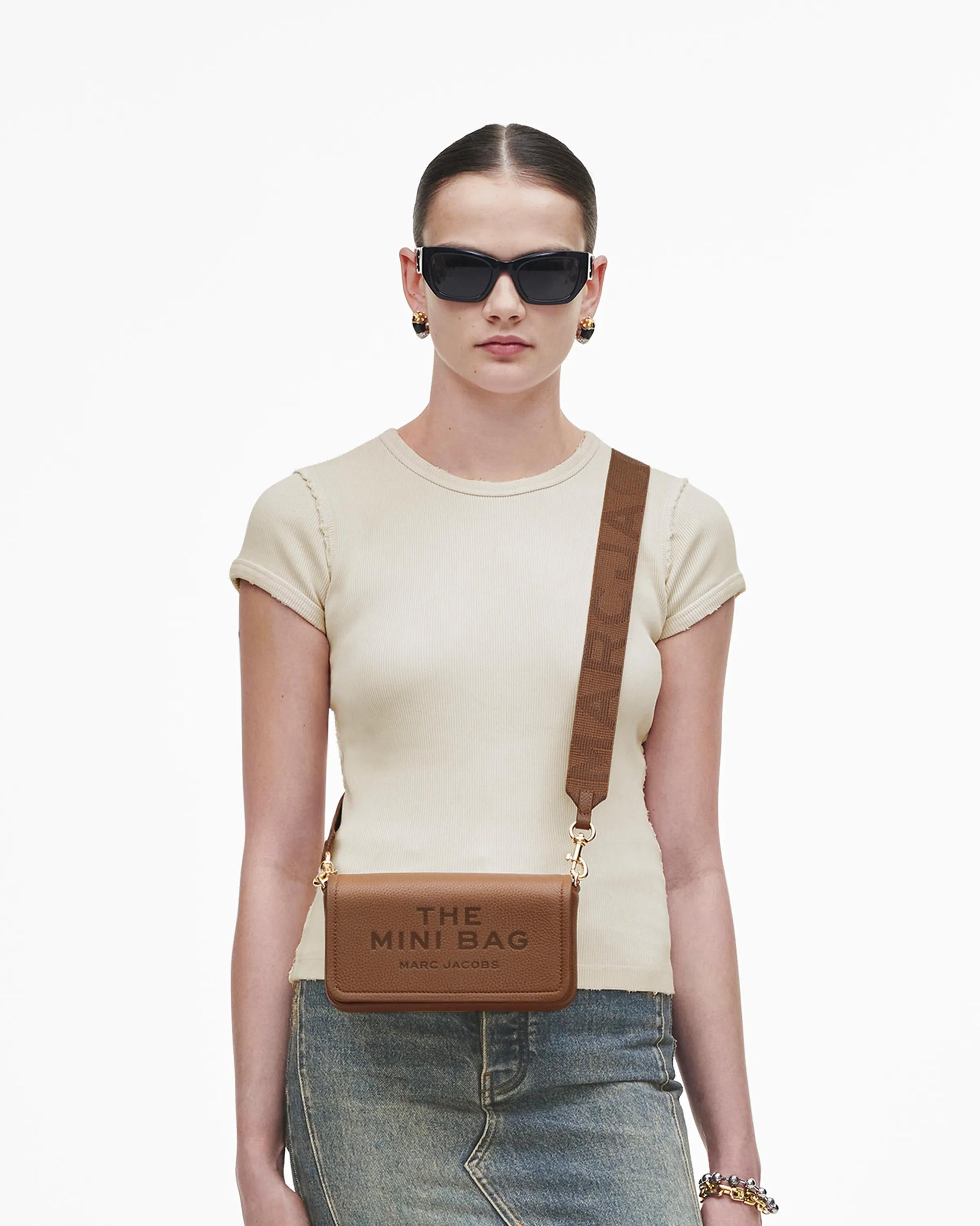 Bolsa Marc Jacobs The Leather Mini Bag, Couro Legítimo, cor Óleo de Argan, vista lateral | Original Exports
