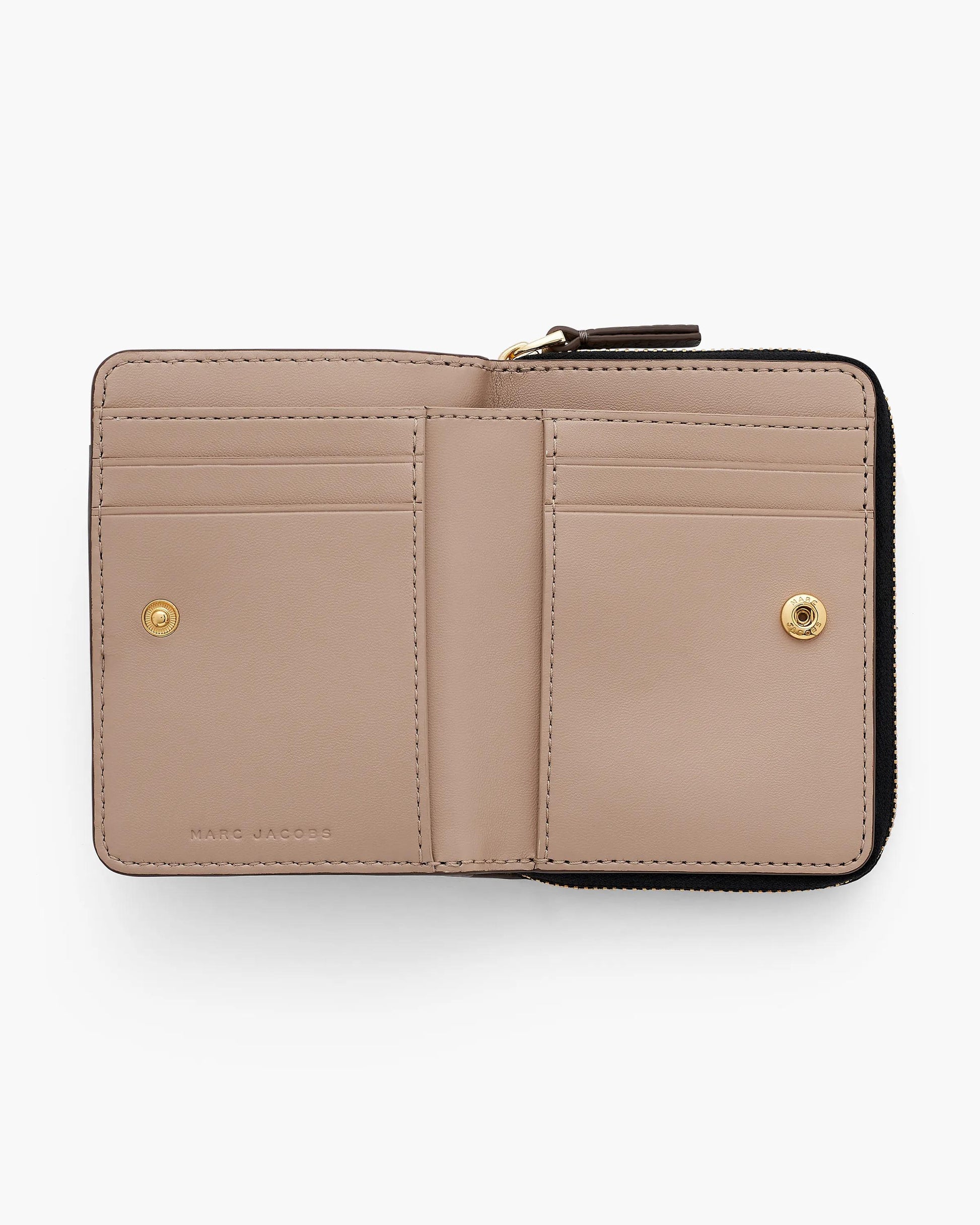 Carteira Marc Jacobs The Leather Mini Compact Wallet, Couro Legítimo, cor Cimento, vista lateral | Original Exports