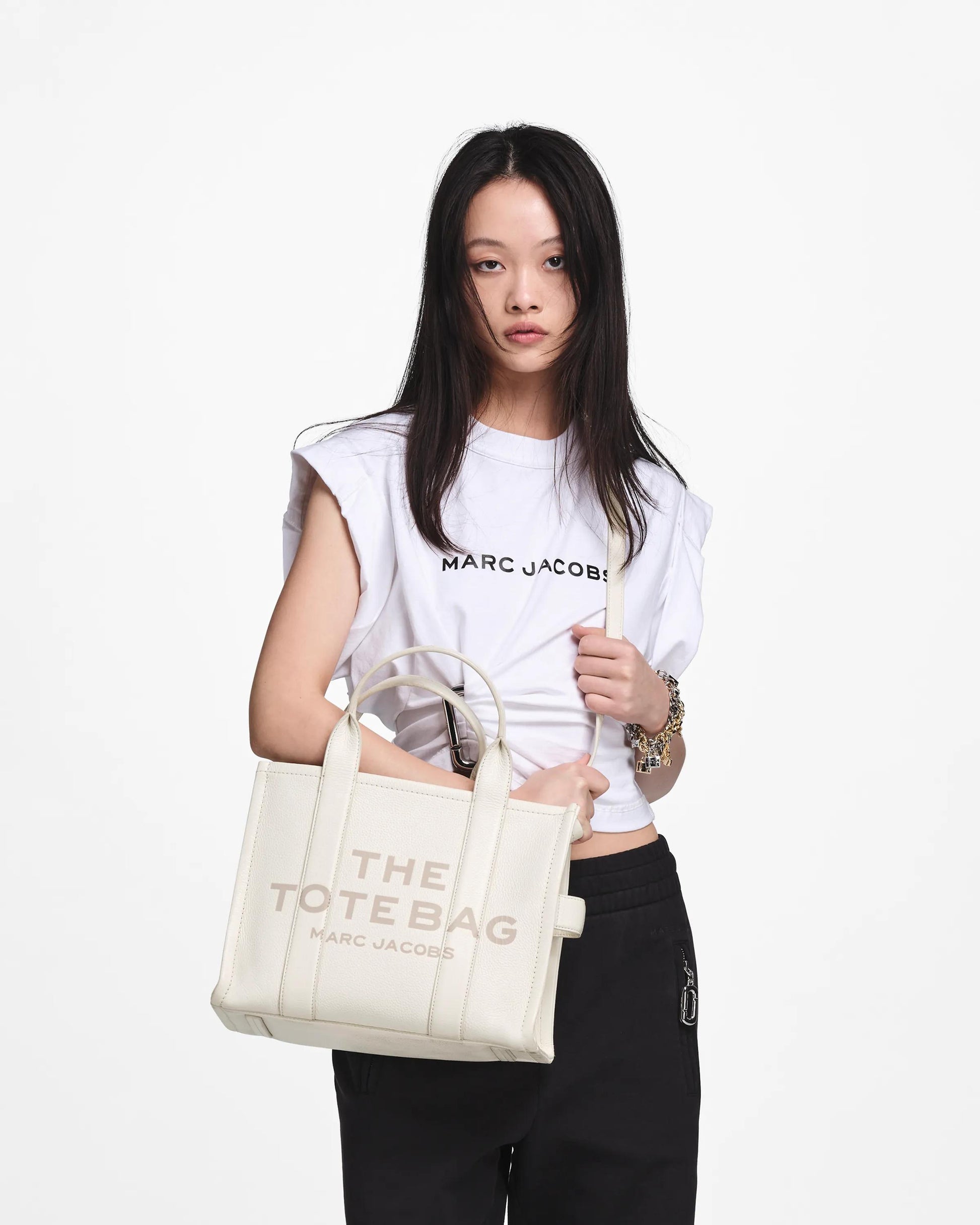 Bolsa Marc Jacobs The Leather Medium Tote Bag, Couro Legítimo, cor Branco Algodão/Prata, vista lateral | Original Exports