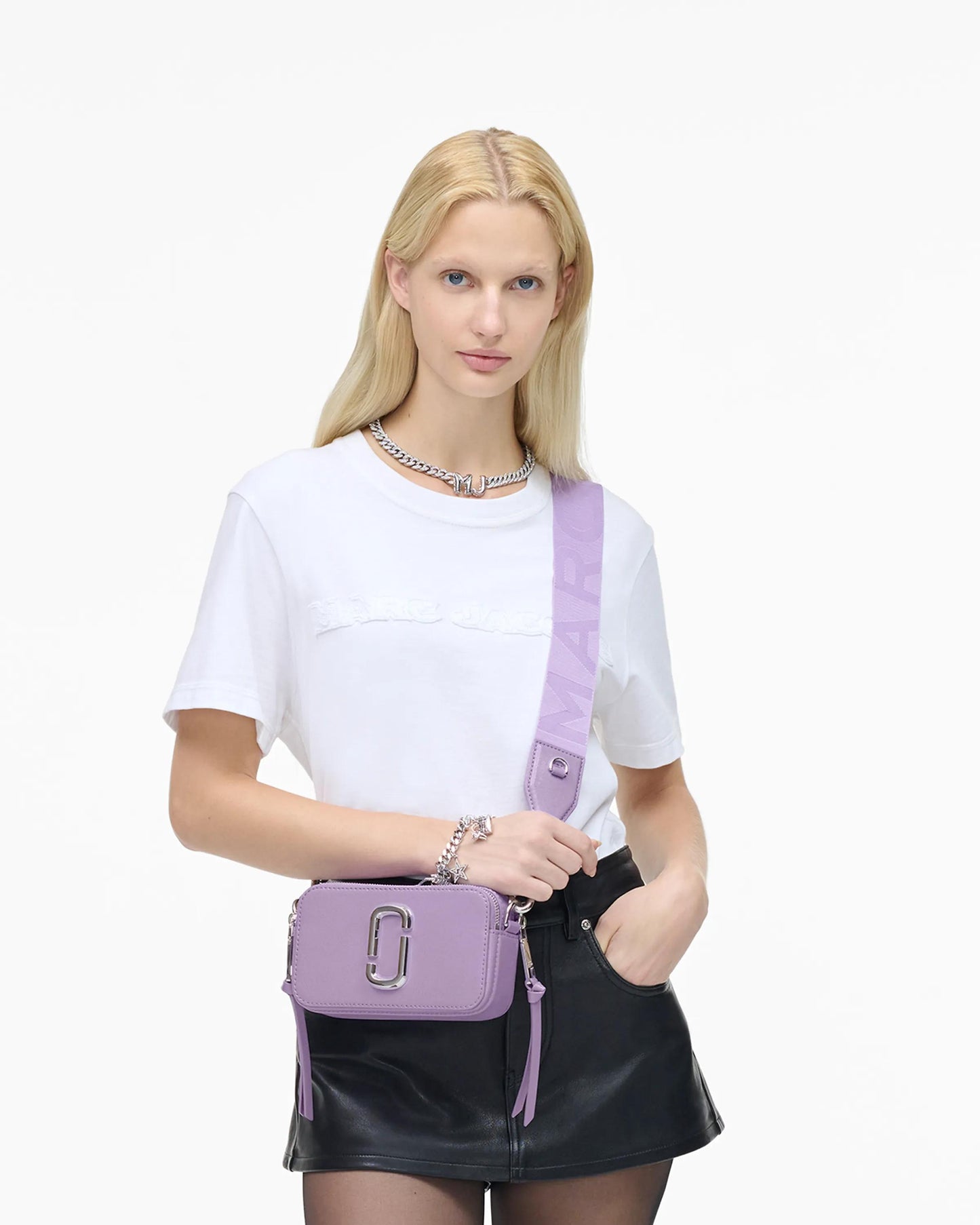 Bolsa Marc Jacobs The Snapshot, Couro Saffiano Legítimo, cor Lilás, vista lateral | Original Exports