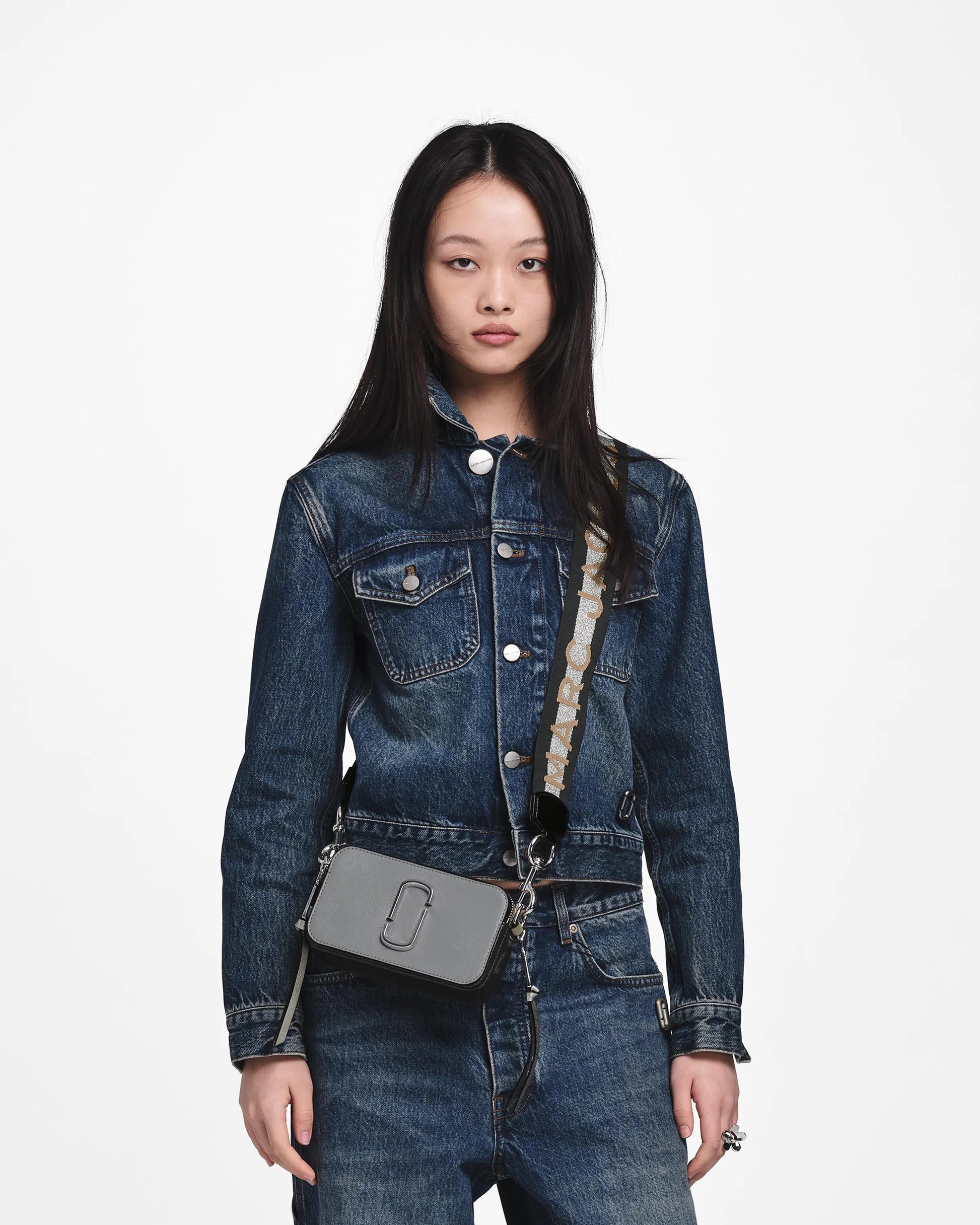 Bolsa Marc Jacobs The Colorblock Chain Snapshot, Couro Saffiano Legítimo, cor Cinza Lobo Listrado Multicolor, vista lateral | Original Exports