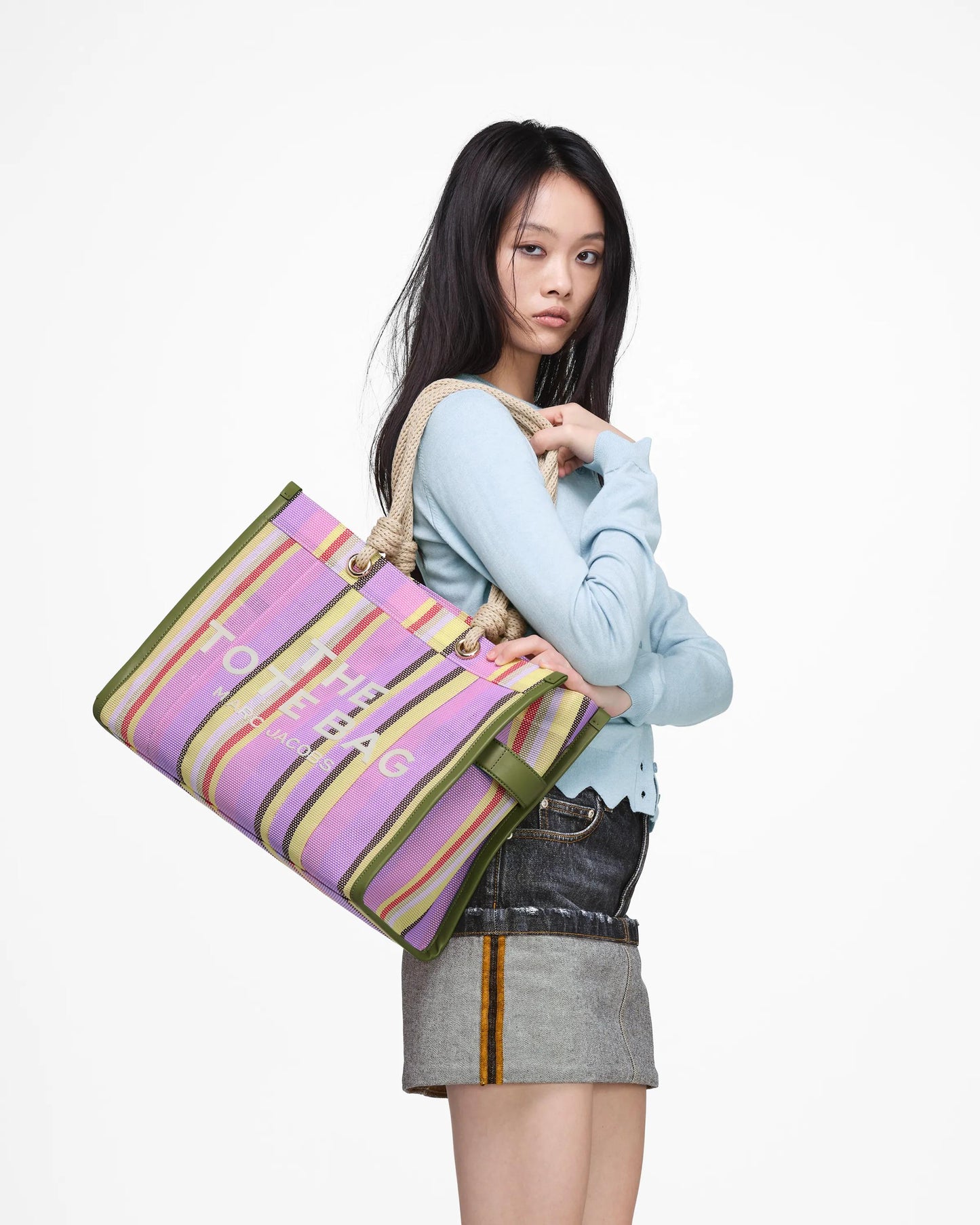 Bolsa Marc Jacobs The Stripe Mesh Large Tote Bag, Tela/Ráfia listrada, cor Roxo Multicolor, vista lateral | Original Exports