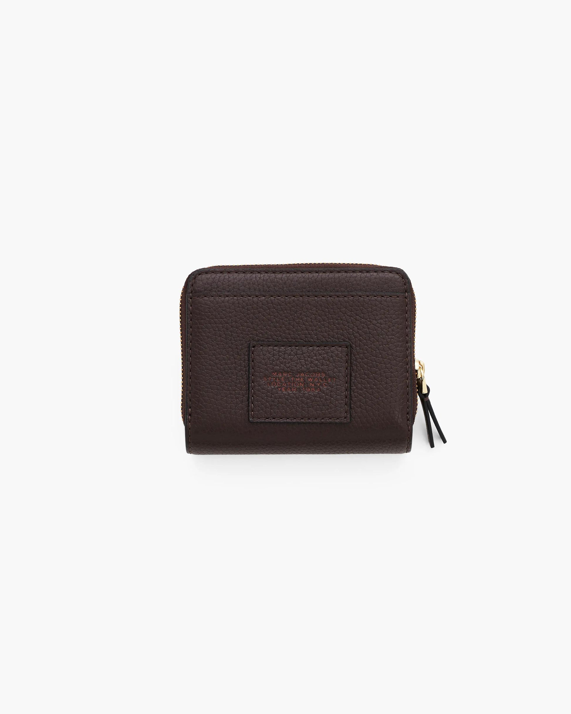 Carteira Marc Jacobs The Leather Mini Compact Wallet, Couro Legítimo, cor Ganache (Marrom), detalhe do material | Original Exports