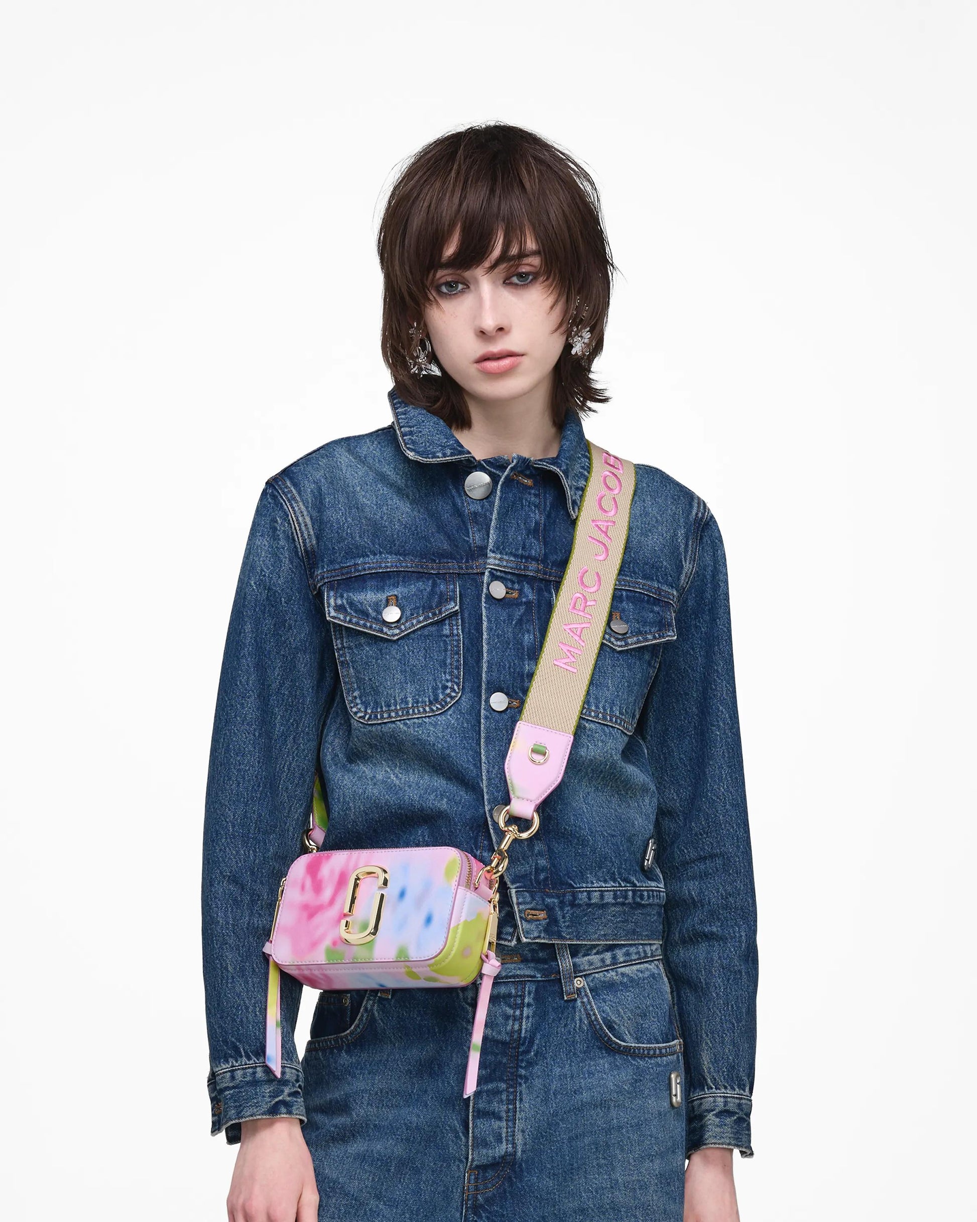 Bolsa Marc Jacobs The Blurred Floral Snapshot, Couro Saffiano Legítimo, cor Rosa Fita Multicolor, vista lateral | Original Exports