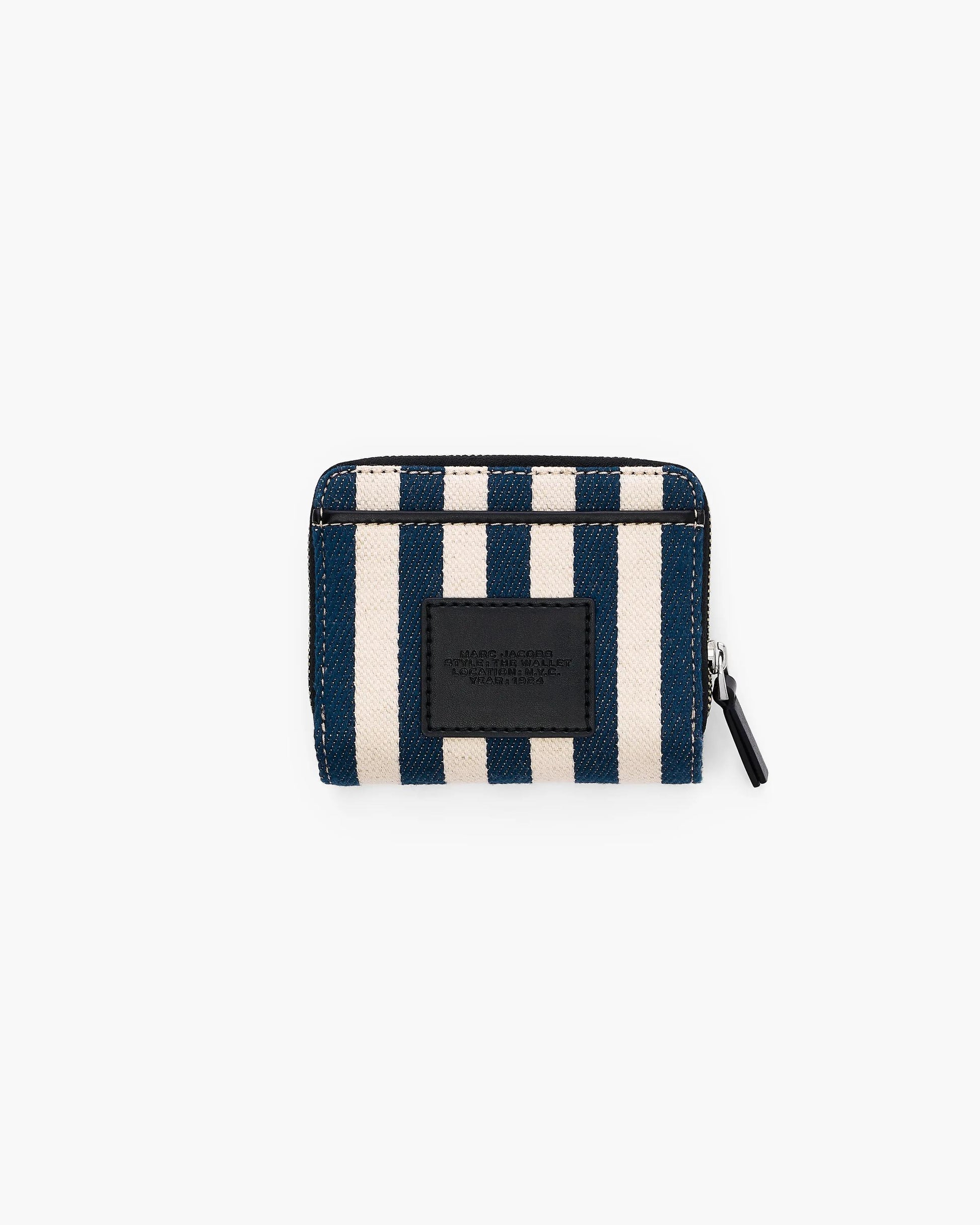 Carteira Marc Jacobs The Stripe Canvas Mini Compact Wallet, Lona Listrada, cor Azul Mar Multicolor, detalhe do material | Original Exports