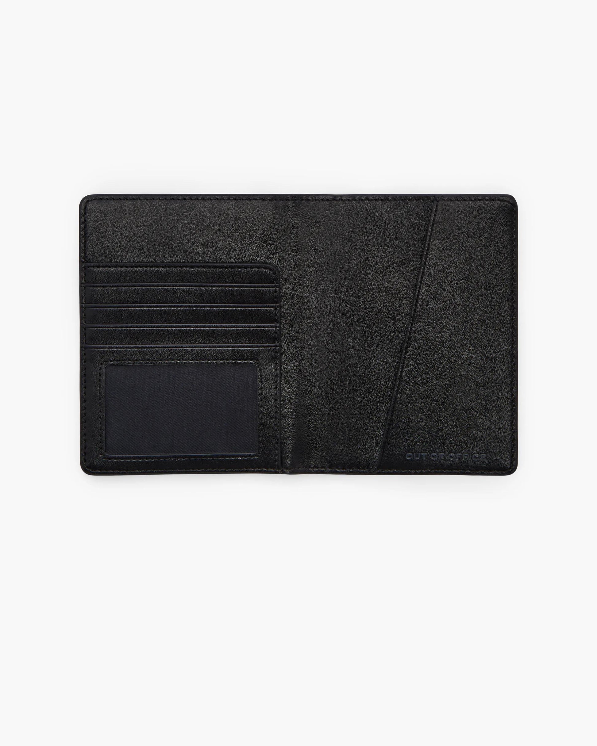 Carteira Marc Jacobs The Passport Case, Couro Martelado, cor Preto, vista lateral | Original Exports