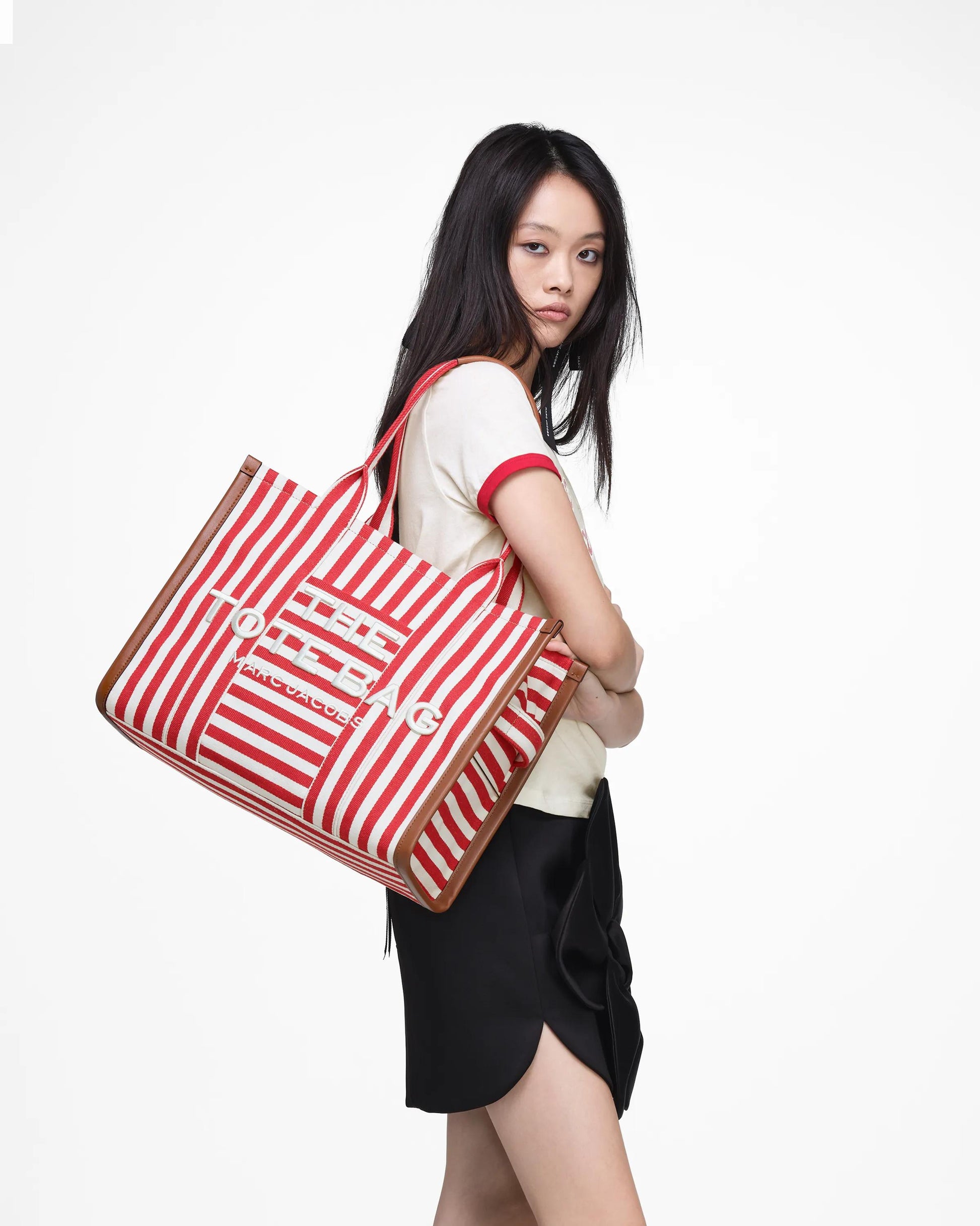Bolsa Marc Jacobs The Stripe Canvas Large Tote Bag, Lona de Algodão pesada com acabamento em couro, cor Vermelho Multicolor, vista lateral | Original Exports