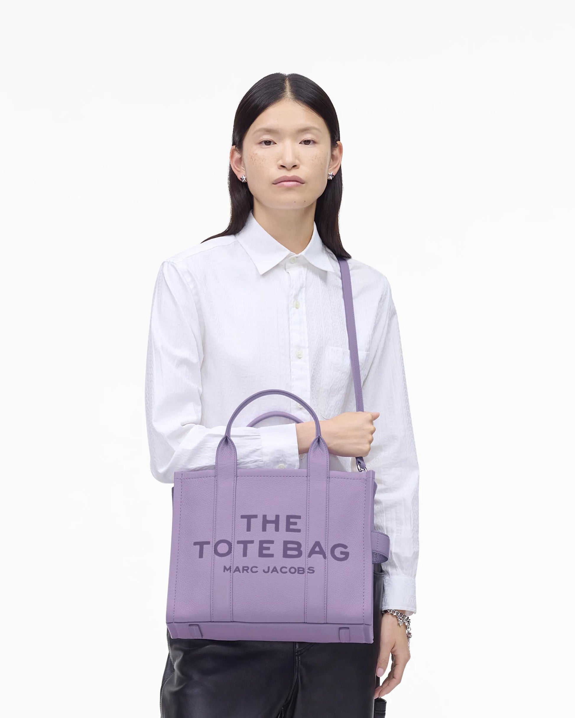 Bolsa Marc Jacobs The Leather Medium Tote Bag, Couro Legítimo, cor Lilás, vista lateral | Original Exports