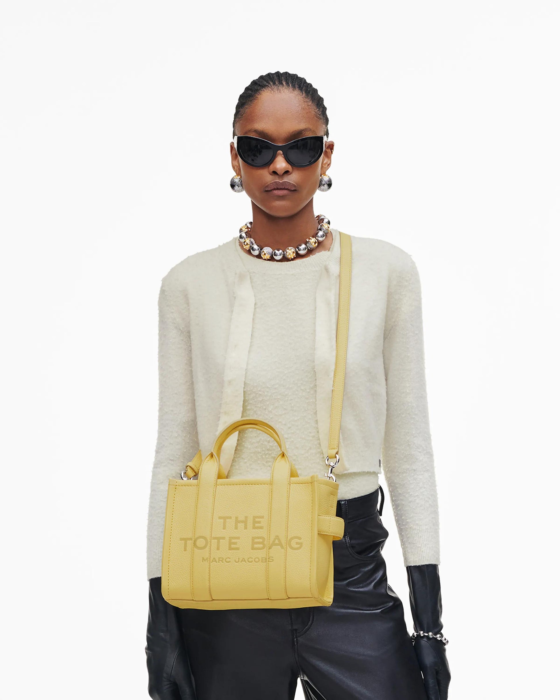 Bolsa Marc Jacobs The Leather Small Tote Bag, Couro Legítimo, cor Amarelo Custard, vista lateral | Original Exports