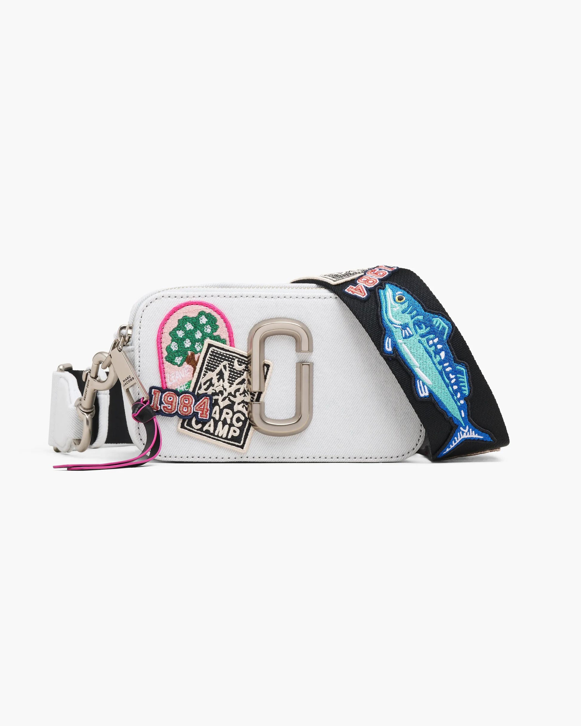 Bolsa Marc Jacobs The Camp Patchwork Denim Snapshot, Jeans com patchwork estilo camping, cor Jeans Claro, vista frontal | Original Exports