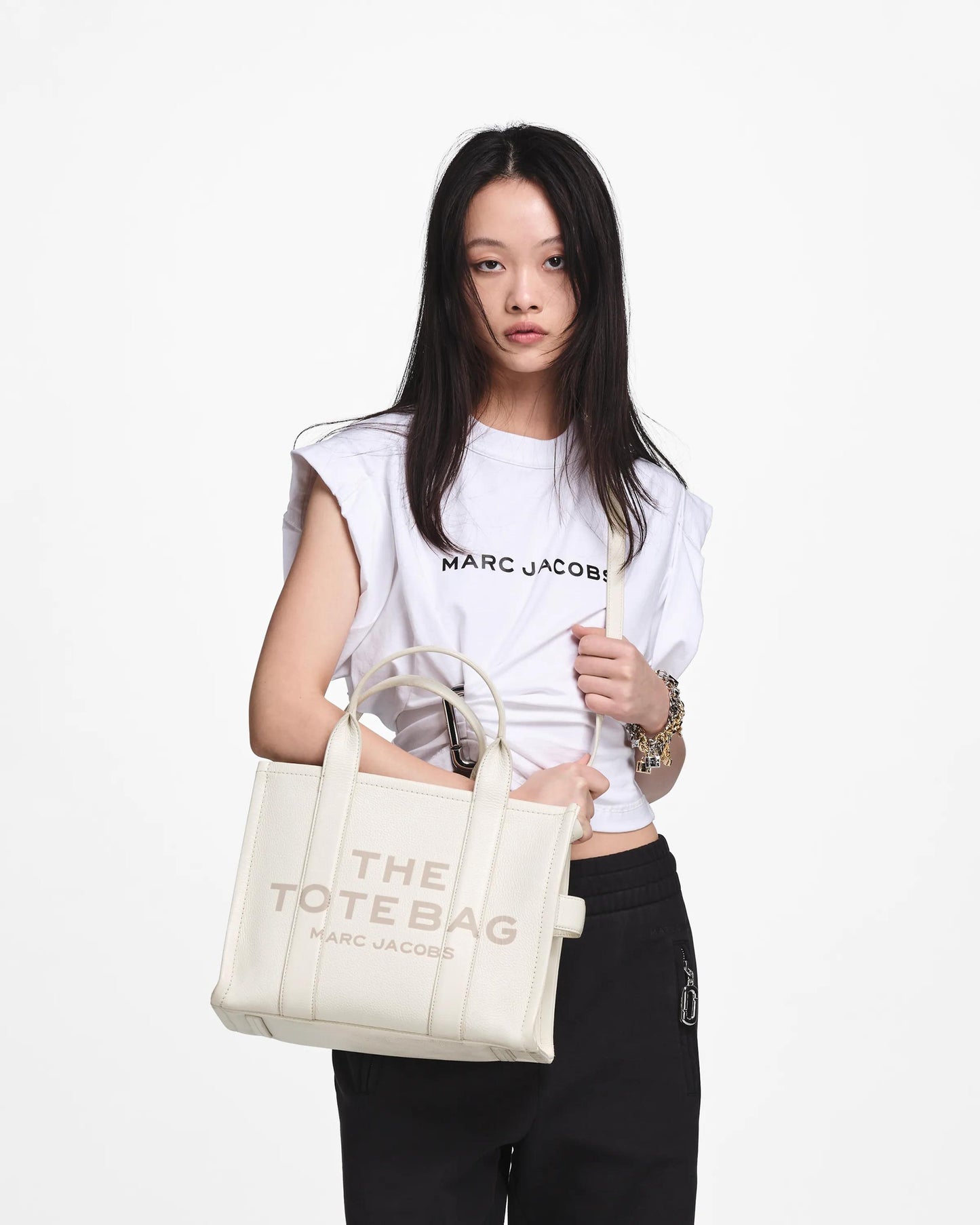 Bolsa Marc Jacobs The Leather Medium Tote Bag, Couro Legítimo, cor Branco Algodão/Prata, vista lateral | Original Exports