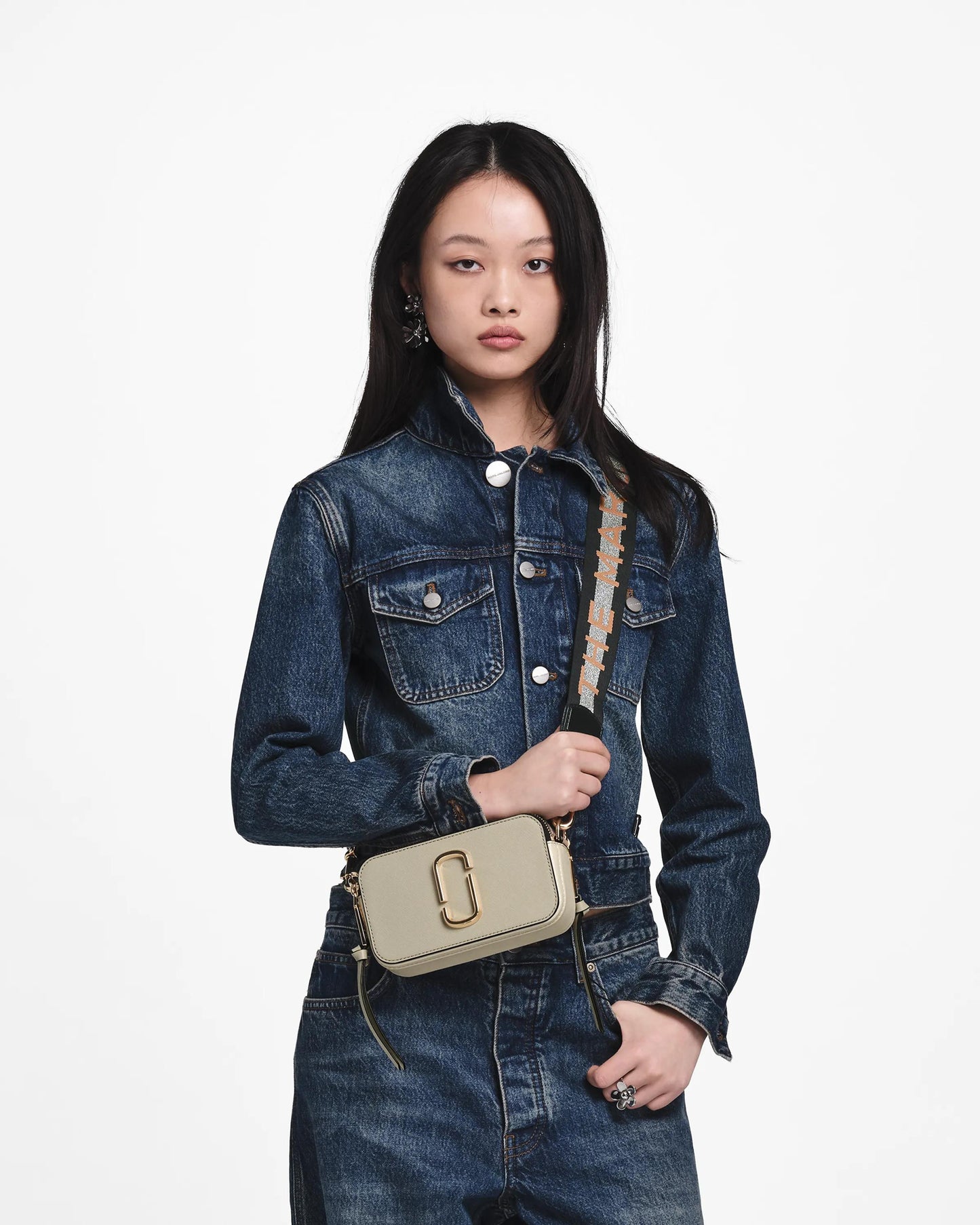 Bolsa Marc Jacobs The Colorblock Chain Snapshot, Couro Saffiano Legítimo, cor Cinza Poeira Multicolor, vista lateral | Original Exports
