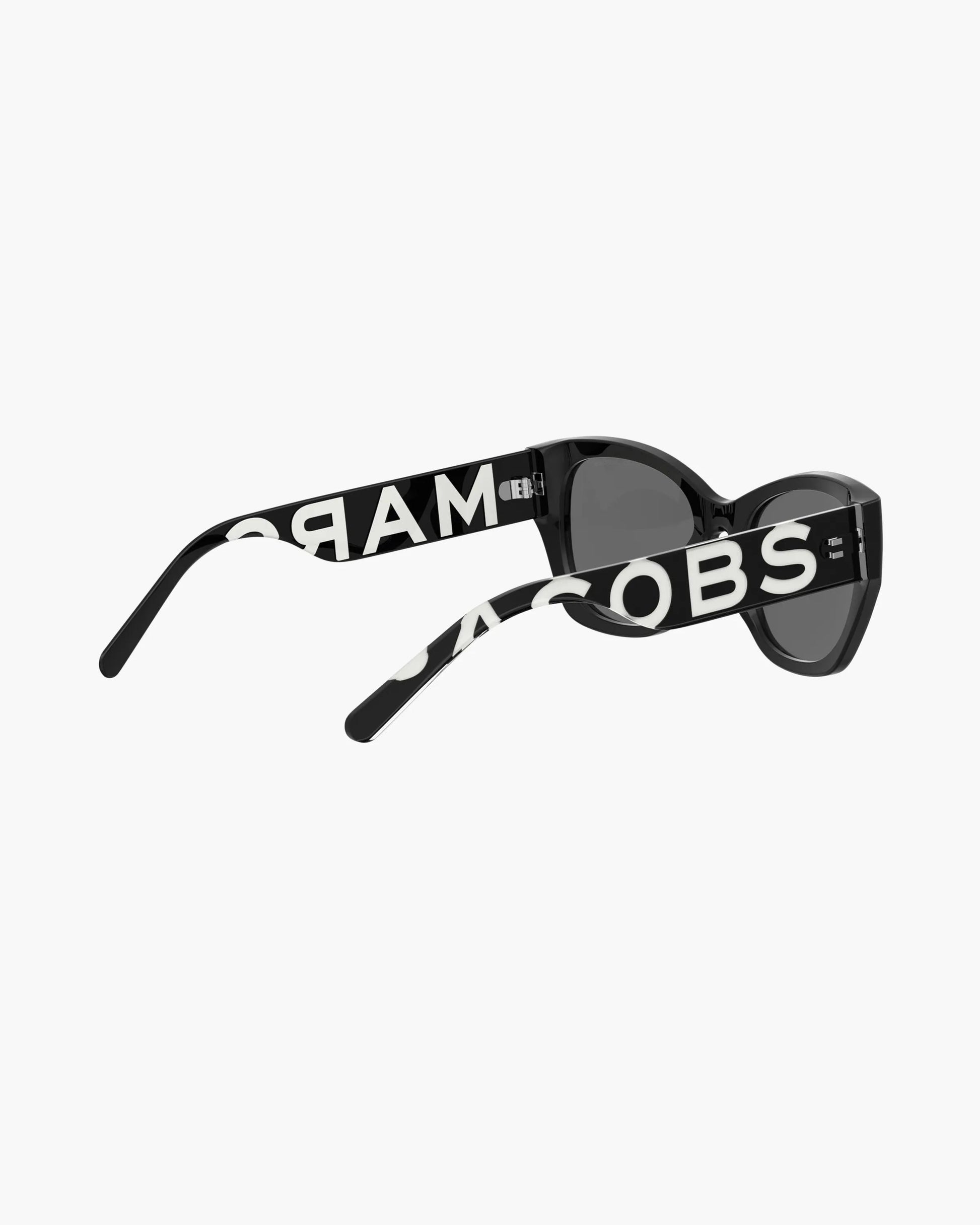 Óculos de Sol Marc Jacobs The Bold Logo Square Cat Eye Sunglasses, Poliamida Injetada, cor Preto/Branco, detalhe da armação | Original Exports