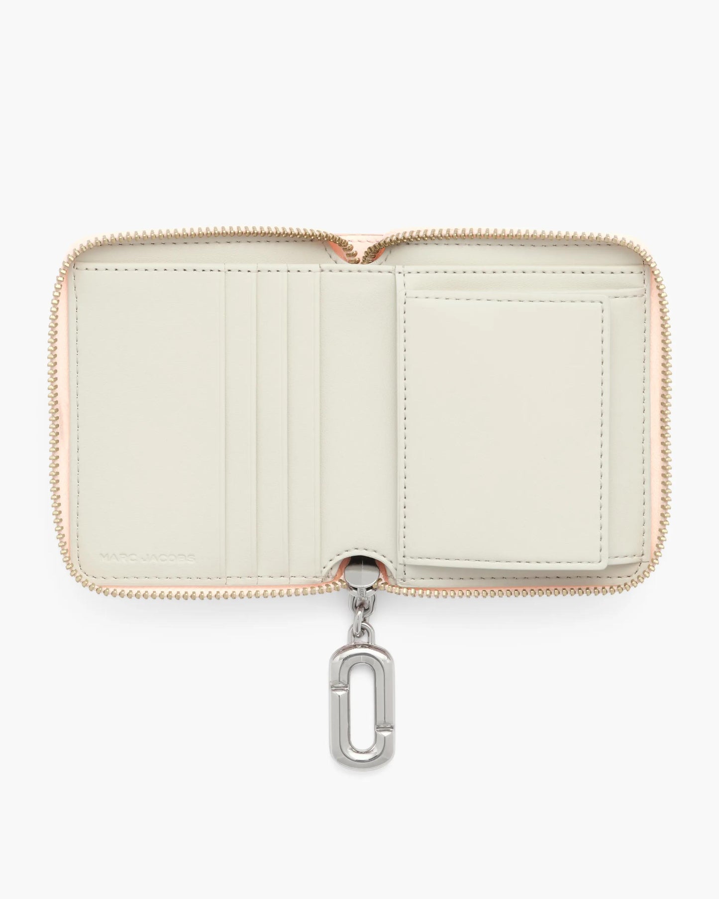 Carteira Marc Jacobs Scene Slim Compact Wallet, Couro Legítimo Liso, cor Rosa Pó, vista lateral | Original Exports