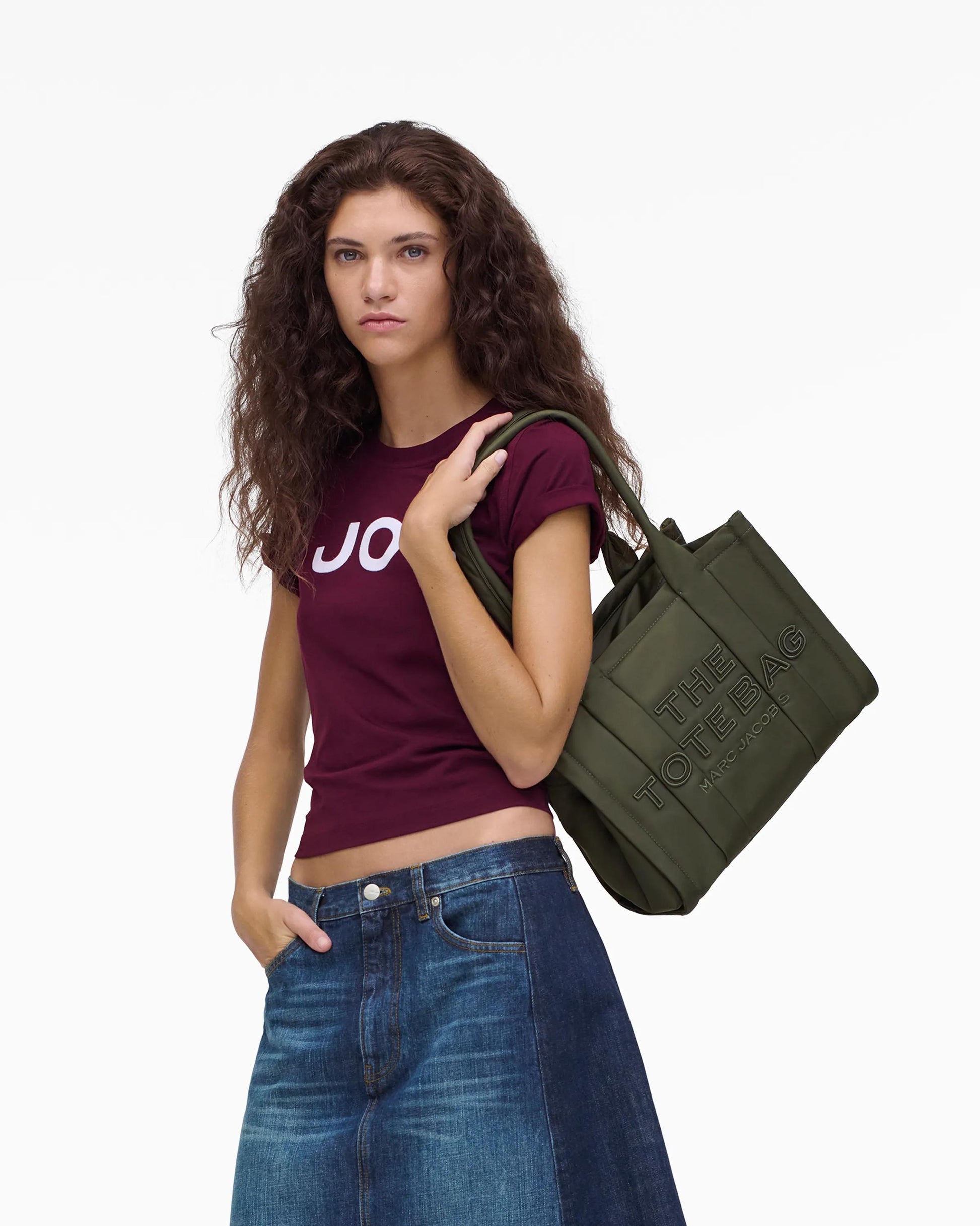 Bolsa Marc Jacobs The Puffy Nylon Medium Tote Bag, Nylon acolchoado, cor Verde Militar, vista lateral | Original Exports