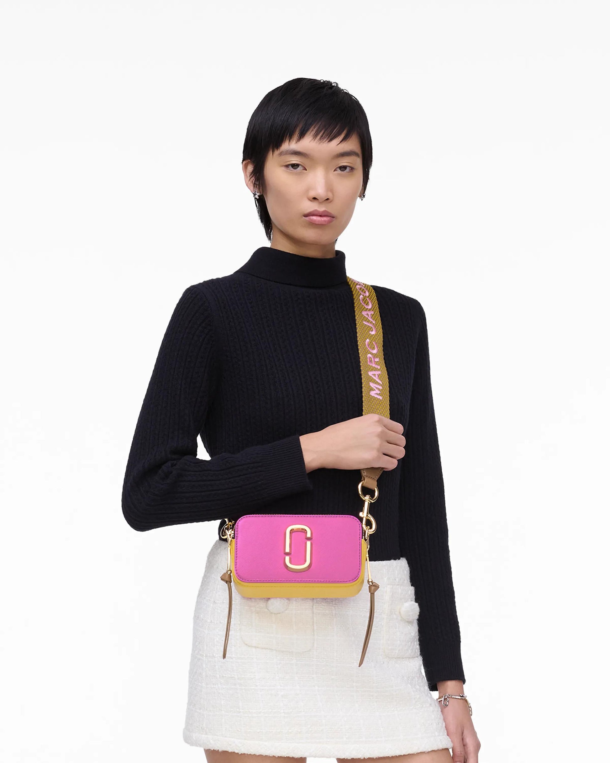 Bolsa Marc Jacobs The Snapshot Jacquard, Tecido Jacquard Estampado, cor Rosa Laço Multicolor, vista lateral | Original Exports