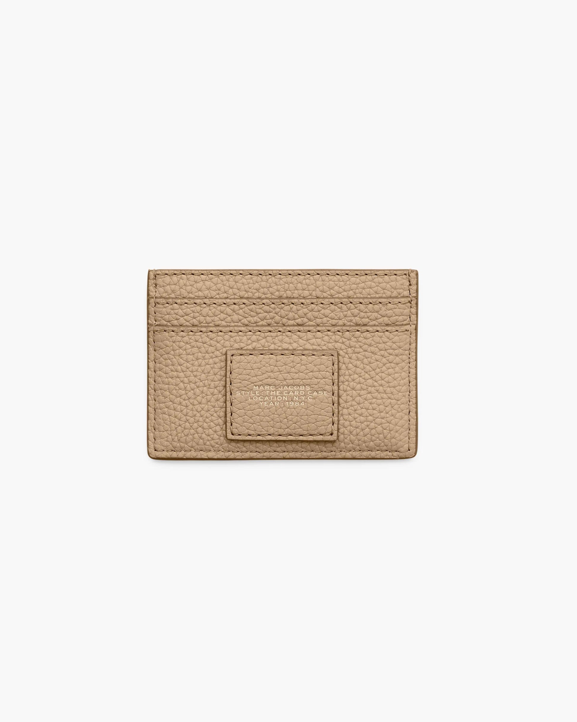 Carteira Marc Jacobs The Leather Card Case, Couro Legítimo Full-Grain, cor Camelo, detalhe do material | Original Exports